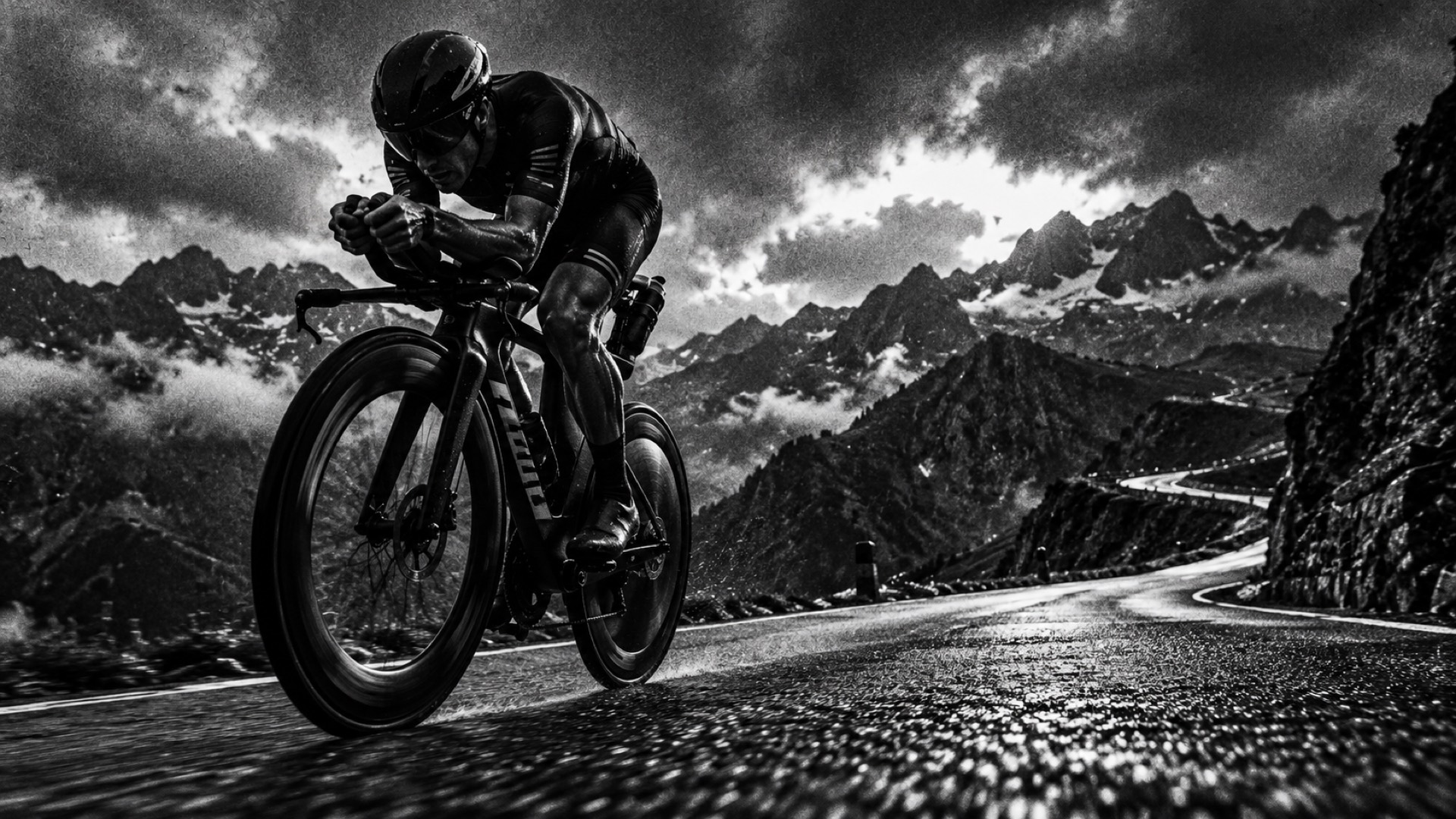 Triathlète en position aéro sur route de montagne